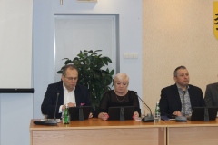 Od prawej Członek Zarządu Powiatu Wschowskiego Tomasz Urbański, Przewodnicząca Komisji Edukacji i Spraw Społecznych Halina Szuman, Członek Zarządu Powiatu Wschowskiego Wojciech Szadel