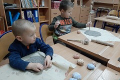 przedszkolaki podczas zajęć