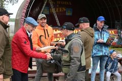 Nagrody dla zwycięzców wręcza Burmistrz Sławy Cezary Sadrakuła