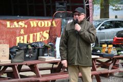 Wicestarosta Wschowski Waldemar Starosta gratuluje uczestnikom zawodów