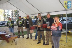 Wicestarosta Wschowski wręcza pamiątkowe statuetki